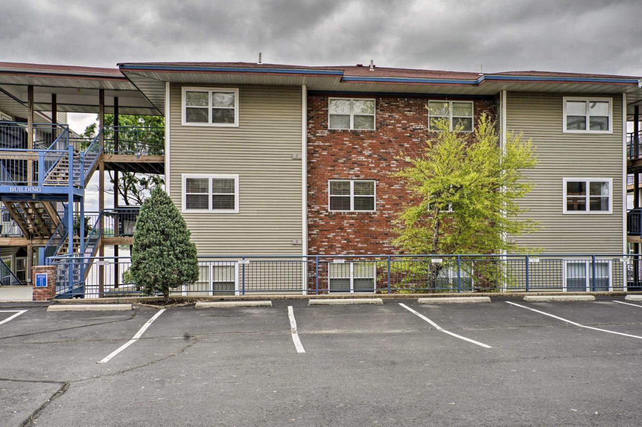 Waterfront Lake Ozark Condo With Deck And Pools Exteriör bild