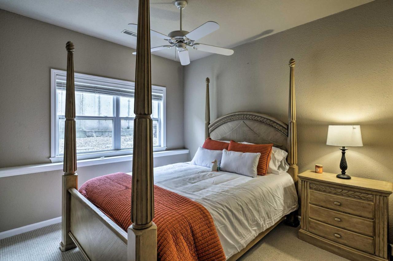 Waterfront Lake Ozark Condo With Deck And Pools Exteriör bild
